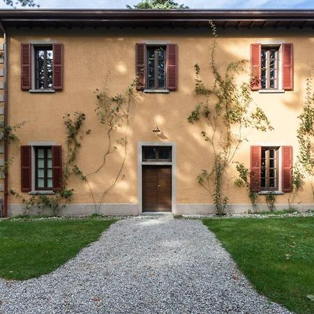 Bilocale Nel Parco Di Villa Erba เชอร์นอบบิโอ ภายนอก รูปภาพ