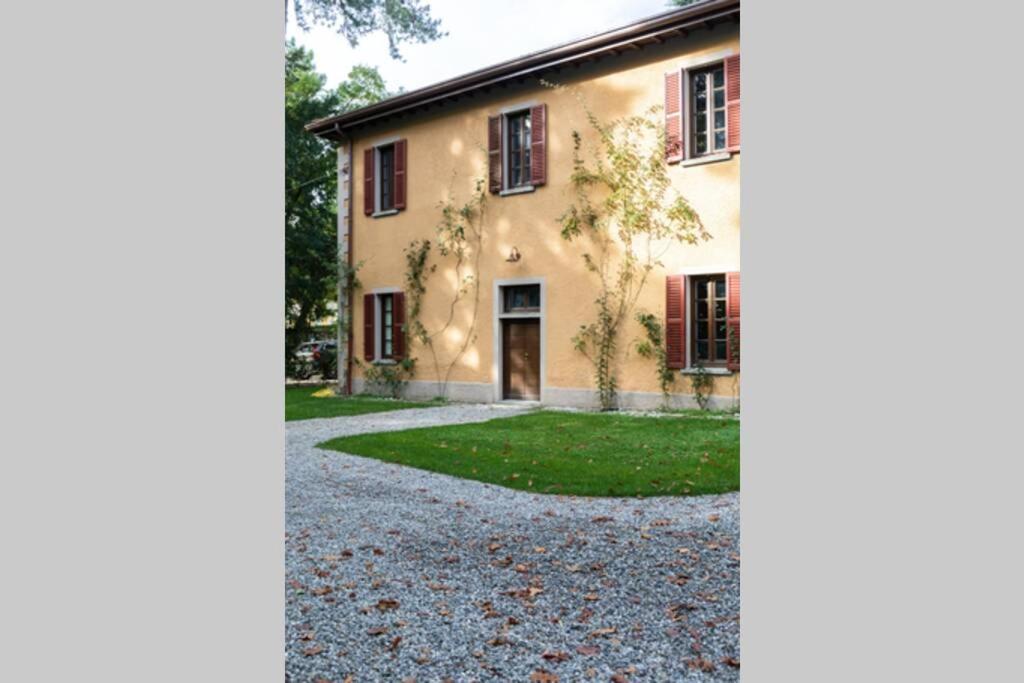 Bilocale Nel Parco Di Villa Erba เชอร์นอบบิโอ ภายนอก รูปภาพ