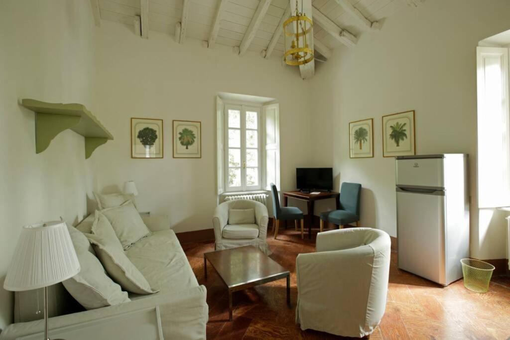 Bilocale Nel Parco Di Villa Erba เชอร์นอบบิโอ ภายนอก รูปภาพ