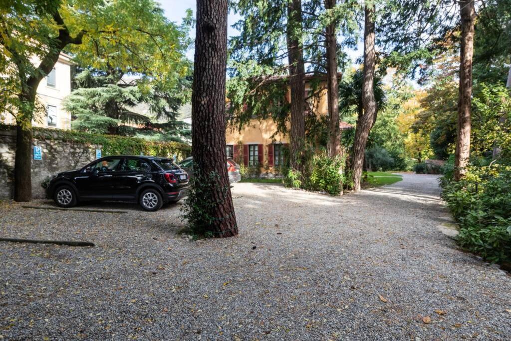 Bilocale Nel Parco Di Villa Erba เชอร์นอบบิโอ ภายนอก รูปภาพ
