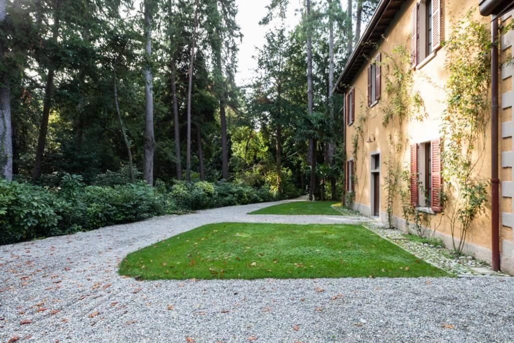Bilocale Nel Parco Di Villa Erba เชอร์นอบบิโอ ภายนอก รูปภาพ