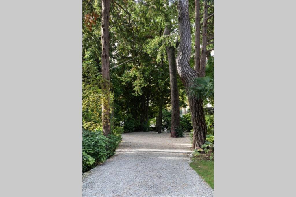 Bilocale Nel Parco Di Villa Erba เชอร์นอบบิโอ ภายนอก รูปภาพ